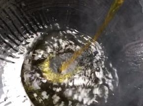 热锅烧油至冒烟