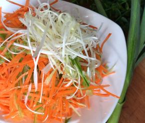 把所有浸泡好的食材洗净，沥干水分，装入盘中