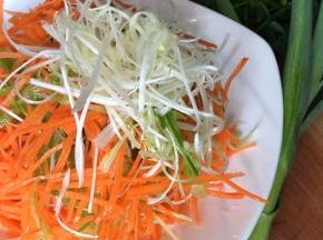 把所有浸泡好的食材洗净，沥干水分，装入盘中