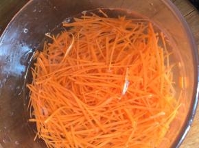 胡萝卜去皮切细丝，用凉开水浸泡一会儿