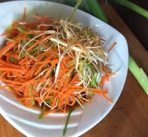 浇在装好盘的食材上面