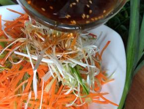 把拌好的料汁浇在上面