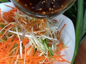 把拌好的料汁浇在上面