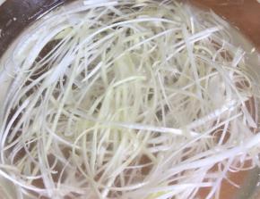 大葱洗净切丝，用凉开水浸泡一会儿