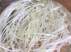 大葱洗净切丝，用凉开水浸泡一会儿