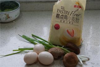 备好鸡蛋，香菇，小葱，糕点用小麦粉。