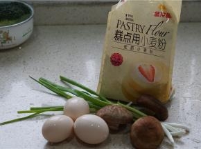 备好鸡蛋，香菇，小葱，糕点用小麦粉。