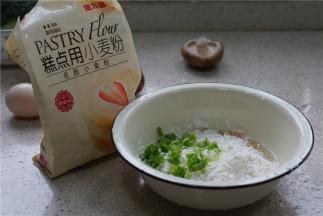 将糕点粉与一个鸡蛋还有小葱拌在一起，再加入适量清水拌至薄糊状。