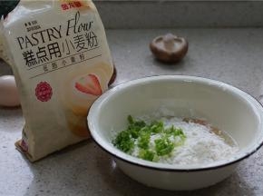 将糕点粉与一个鸡蛋还有小葱拌在一起，再加入适量清水拌至薄糊状。