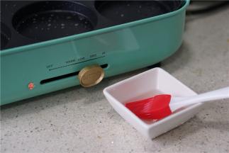 然后预热好六孔模，然后在模里刷上一层薄油。