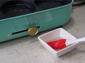 然后预热好六孔模，然后在模里刷上一层薄油。