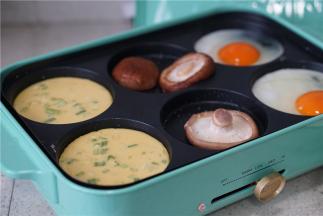 分别将鸡蛋葱花糊，香菇，鸡蛋，打在模具里面。