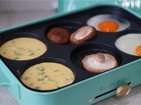 分别将鸡蛋葱花糊，香菇，鸡蛋，打在模具里面。