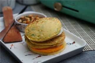 再分别叠加起来配上个人喜欢的酱就可以。