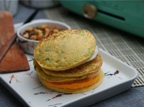 再分别叠加起来配上个人喜欢的酱就可以。