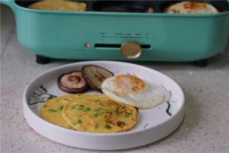 如图就是备煎烙好的食材，然后在香菇及煎蛋上加入一点胡椒粉。