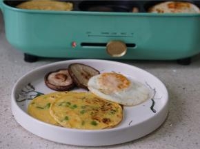 如图就是备煎烙好的食材，然后在香菇及煎蛋上加入一点胡椒粉。