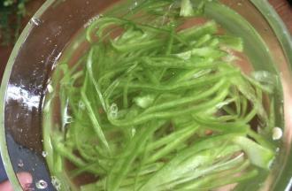 青椒洗净去蒂去籽，切细丝用凉开水浸泡一会儿