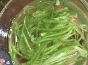 青椒洗净去蒂去籽，切细丝用凉开水浸泡一会儿