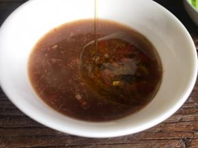 备一小碗，把除食用油外的所有调料放入碗中拌匀