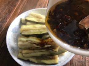 把拌好的料汁，浇在茄子上面即可