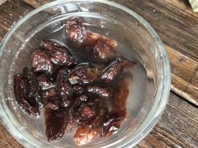 葡萄干洗净，沥干水分