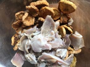 加入萝卜干中，拌匀