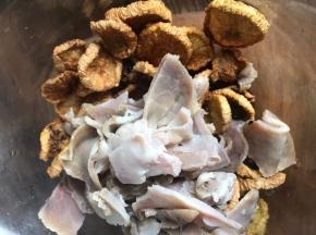 加入萝卜干中，拌匀