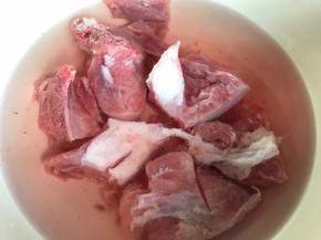 脊骨提前用冷水浸泡出血污