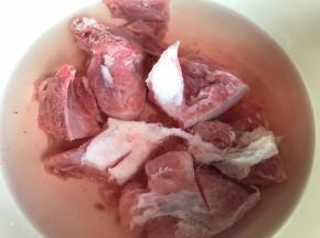 脊骨提前用冷水浸泡出血污