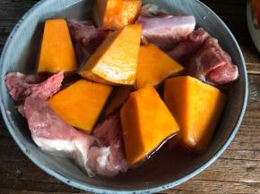 加入盐和适量清水