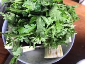 铺盖在茄子上面