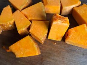 南瓜刷洗干净，（留皮）切大块