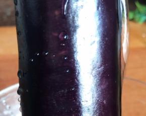 茄子洗净，用菜刀拍松