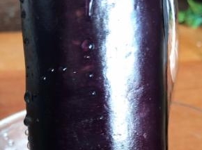 茄子洗净，用菜刀拍松