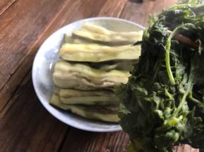 取出蒸好的茄子，夹出艾叶丢弃