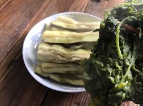 取出蒸好的茄子，夹出艾叶丢弃