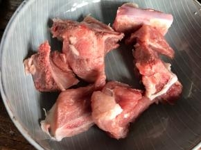 把浸泡好的脊骨洗净，沥水，装入碗中