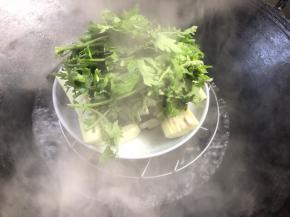 放入开水锅中，蒸15分钟