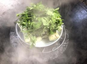 放入开水锅中，蒸15分钟