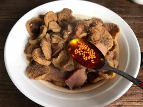 时间到，取出蒸碗，加入香辣油拌匀