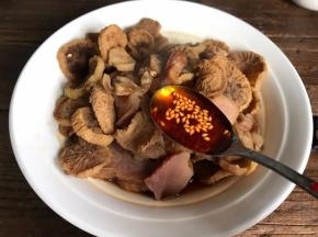 时间到，取出蒸碗，加入香辣油拌匀