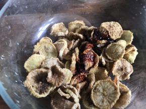 加入酱油和生抽拌匀