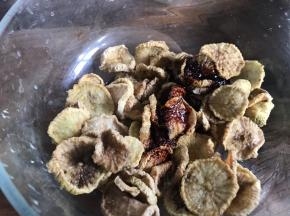 加入酱油和生抽拌匀