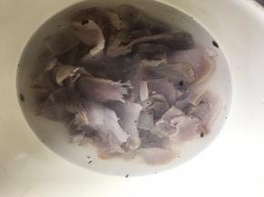 腊肉洗净，沥干水分