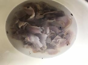 腊肉洗净，沥干水分