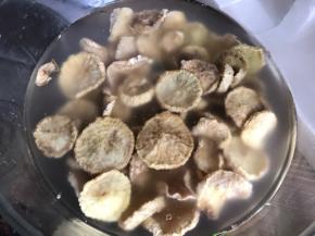 提前三小时泡发萝卜干，洗净沥水