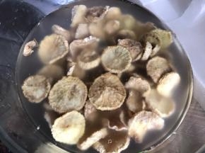 提前三小时泡发萝卜干，洗净沥水