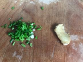 备好葱花和姜片