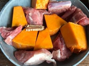 加入姜片和南瓜